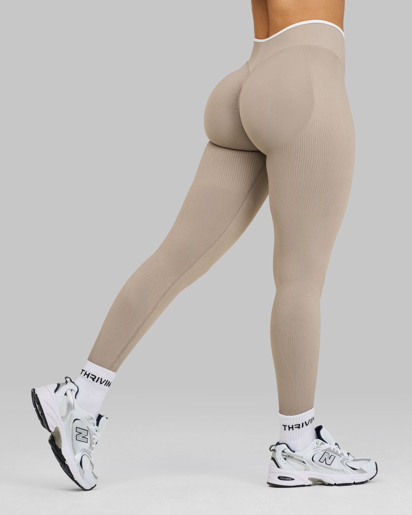 Outline V-Waist Leggings | Latte